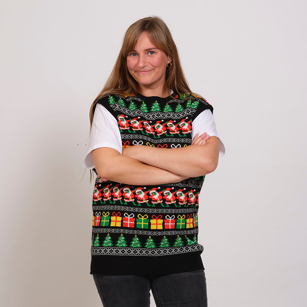 En kvinde iført en sort julevest.
